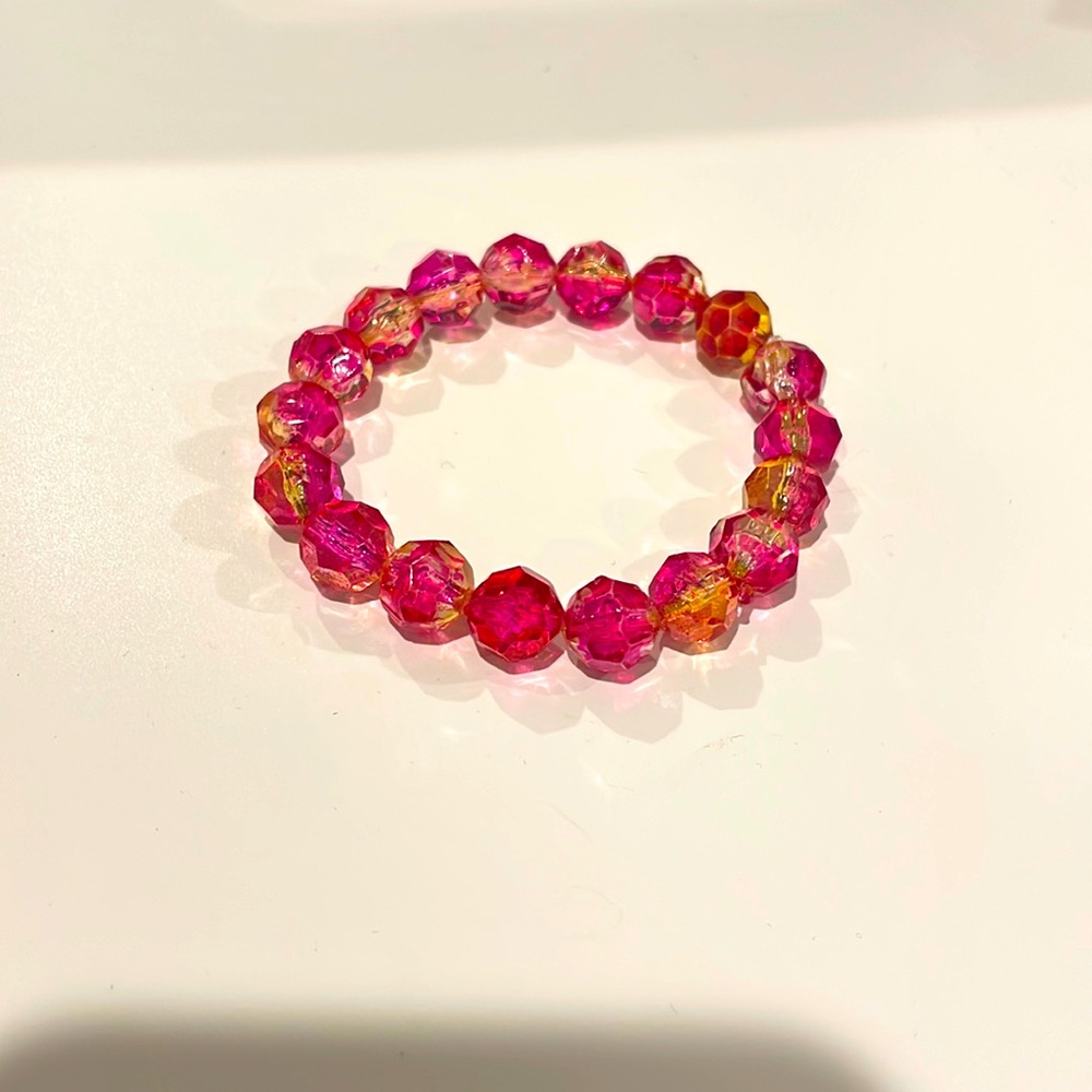 Pink shiny LOVISA bracelet.